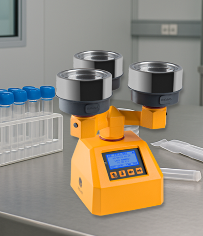 luftkeimsammler-airbio-trio-hygienemonitoring-reinraum AIRBIO TRIO Luftkeimsammler auf Reinraumarbeitsfläche mit Laborzubehör für mikrobiologisches Hygienemonitoring